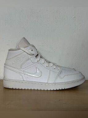 Nike Air Jordan 1 Mid Triple White Sneakers BQ6472-100 Women’s Size 9